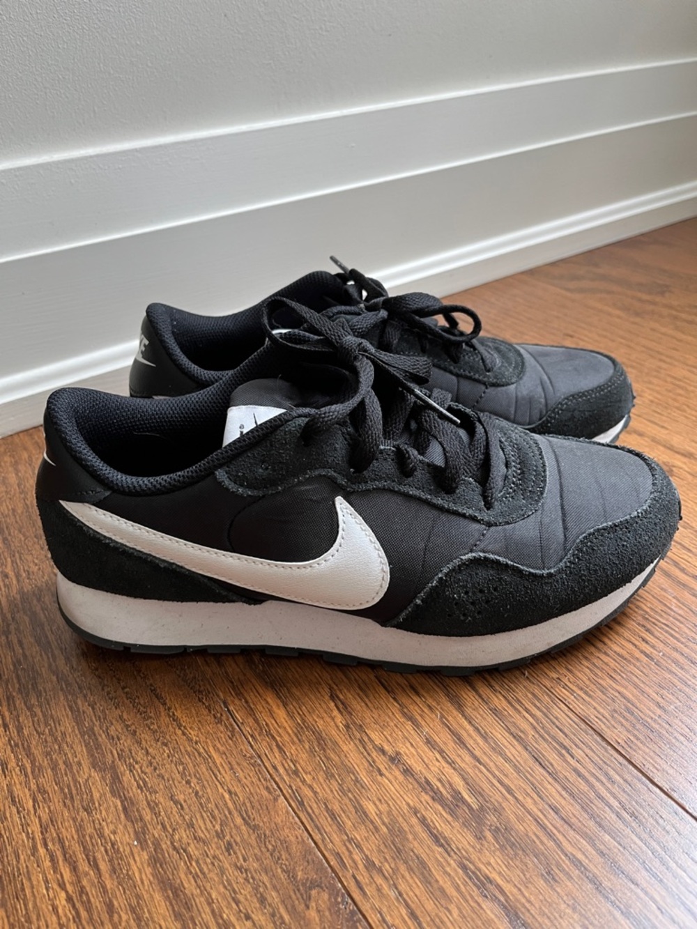 Nike Youth Black and White Low-Top Sneakers US 5Y/EUR 37.5